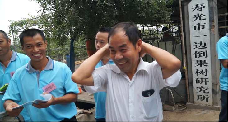 學(xué)員們參觀果樹一邊倒