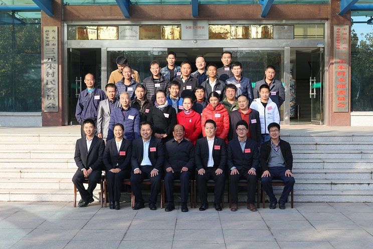 學(xué)員與王書記合影.jpg 學(xué)員與王書記合影.jpg